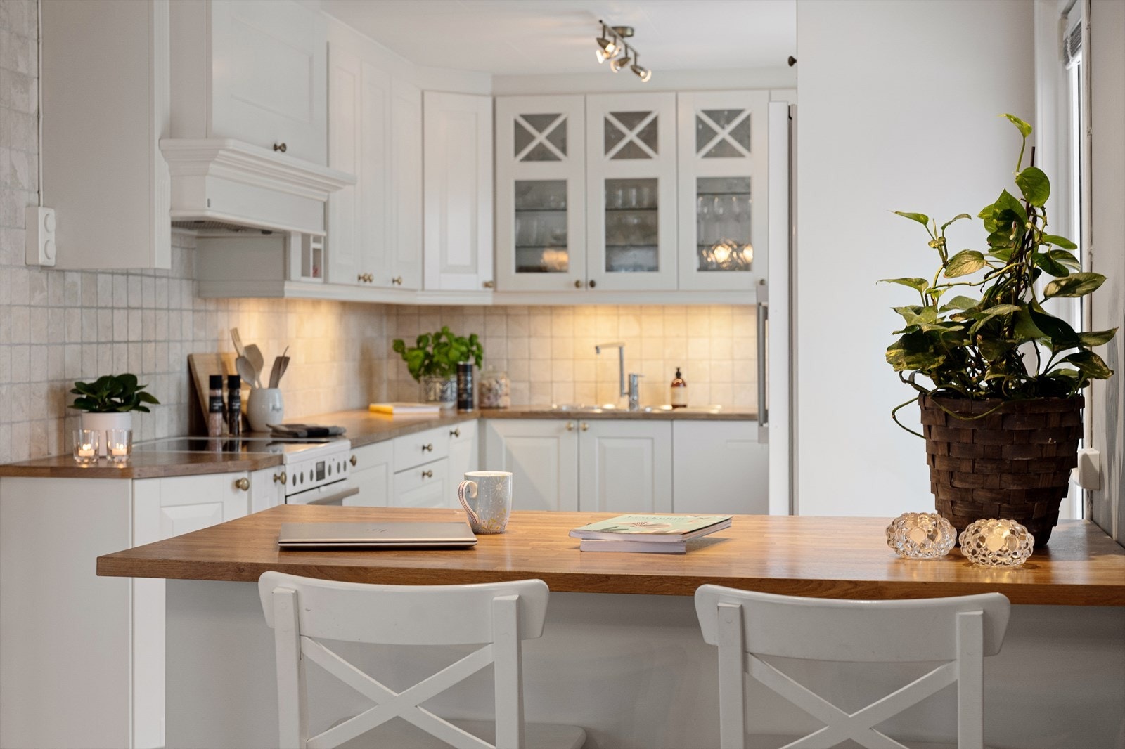 Innredningen har et klassisk uttrykk med profilerte fronter og fronter med glass. Galleribilde