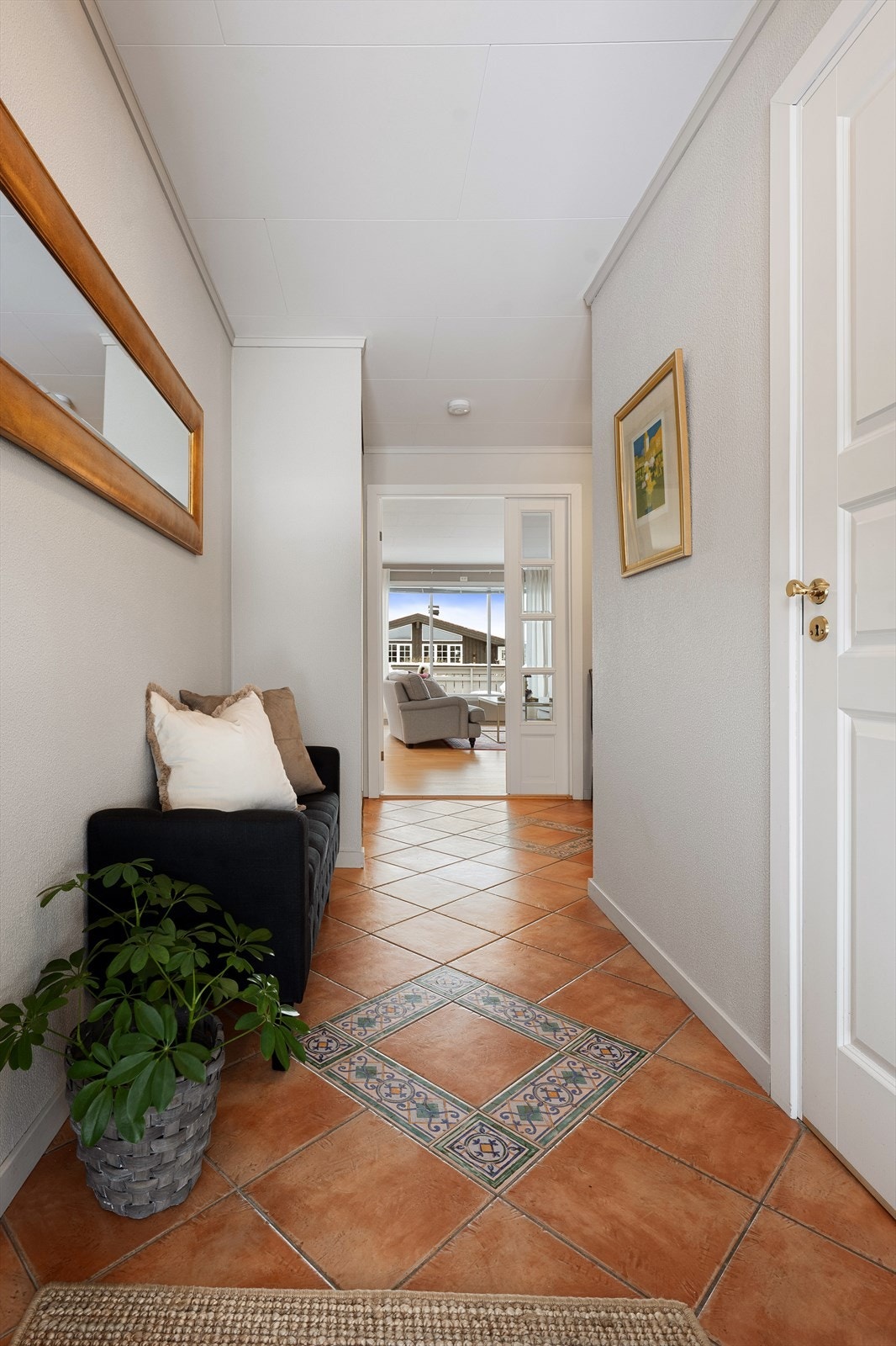 Velkommen inn i en luftig hall, med skyvedørsgarderobe for oppbevaring av yttertøy og sko. Galleribilde