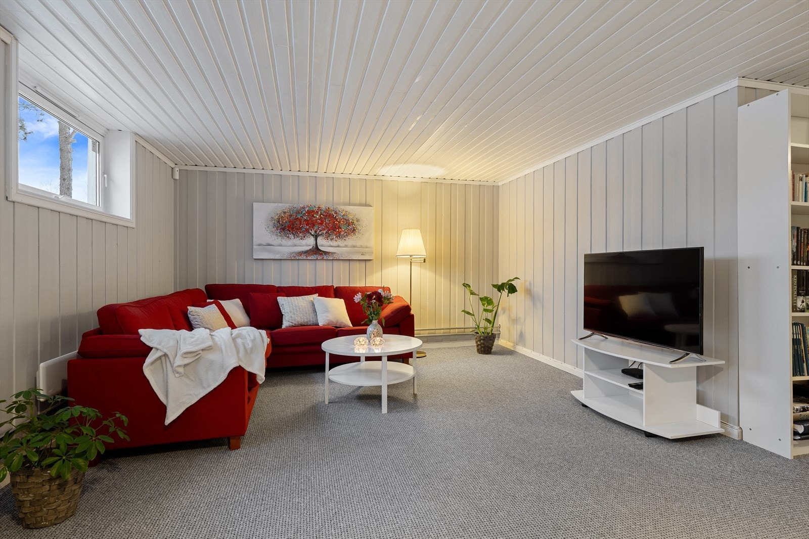 I kjelleren finner du en stor og allsidig kjellerstue som gir ekstra spillerom for familien. Galleribilde