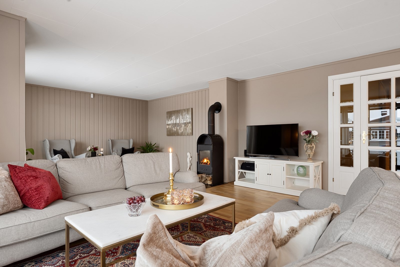 Boligen er energieffektiv med peis som varmer godt og skaper kos, samt vannbåren varme. Galleribilde