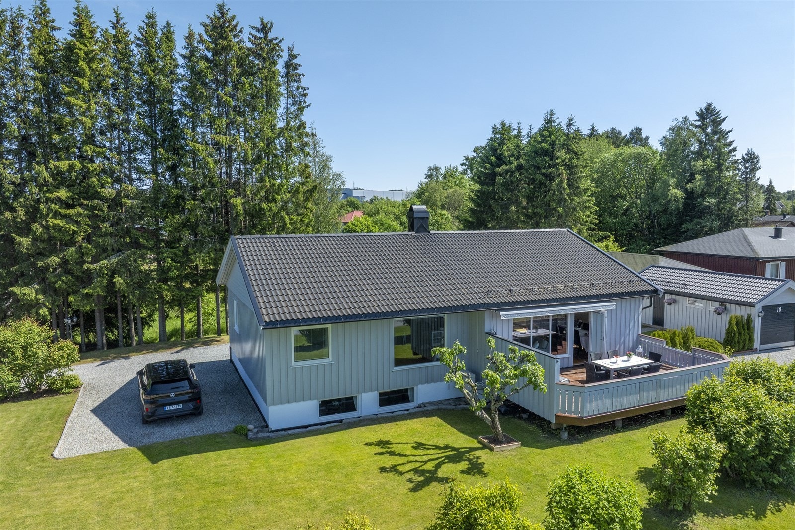 Boligen har en fin plassering på tomten med gode sol- og lysforhold. Galleribilde