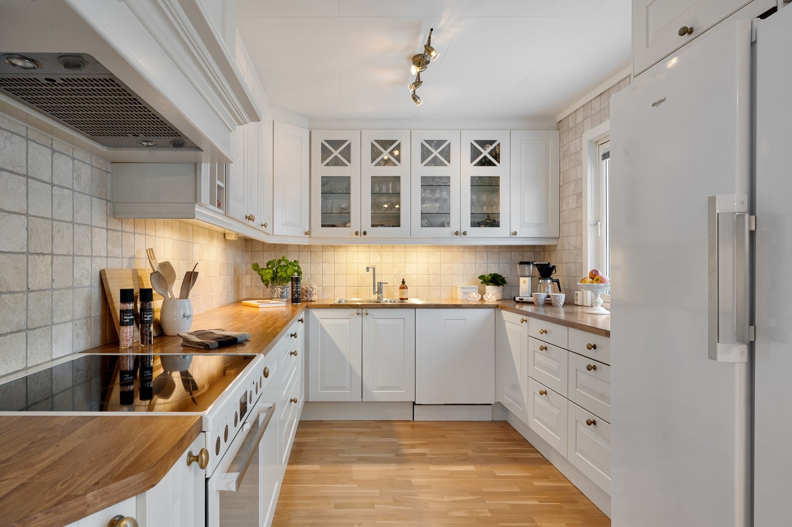 Kjøkkenet har en praktisk U-form som sørger for godt med skap- og benkeplass. Galleribilde