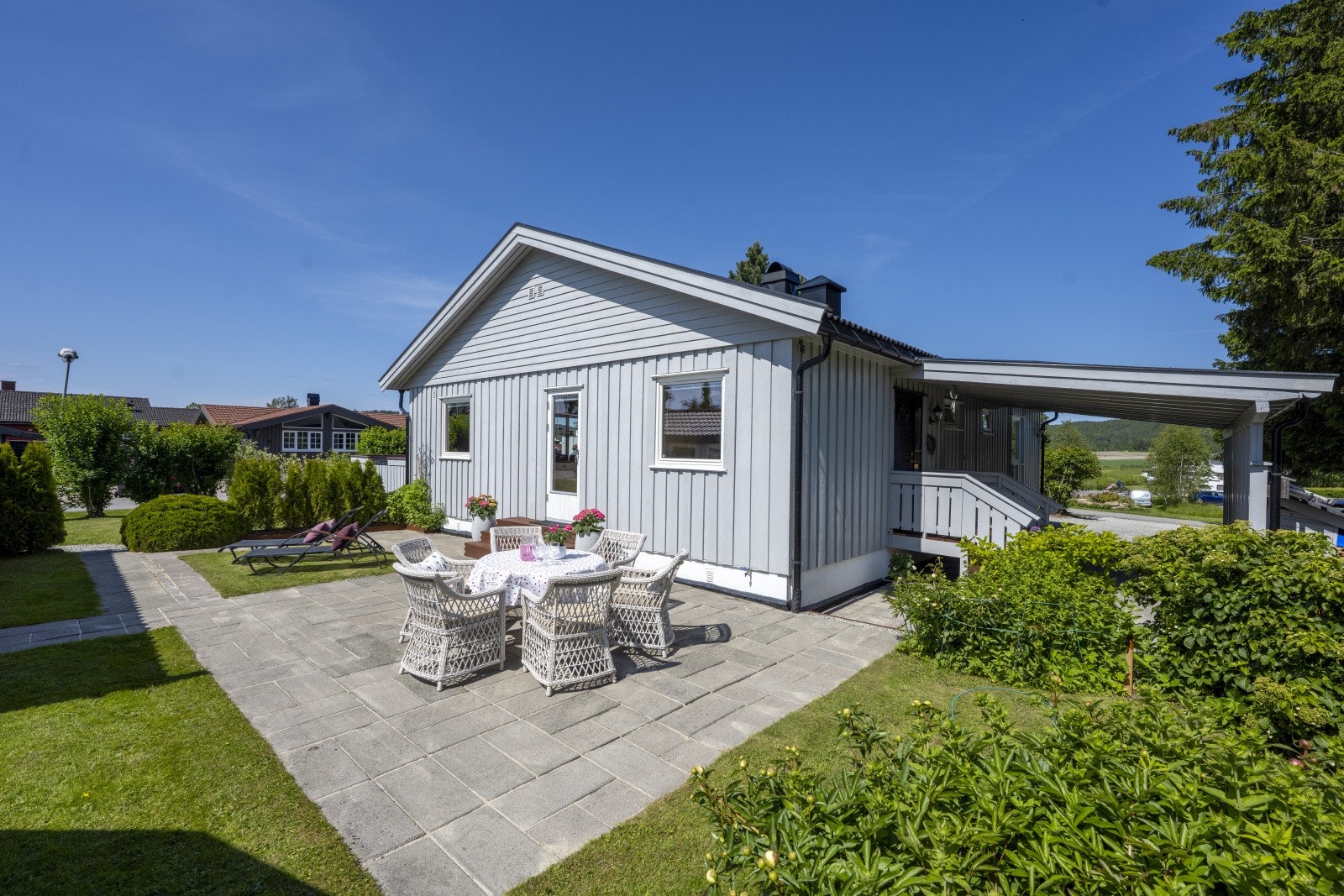 Tomten er på hele 1144 kvm, og er pent opparbeidet med flere sosiale soner som består av terrasse, steinbelagt uteplass, plen og beplantninger. Galleribilde