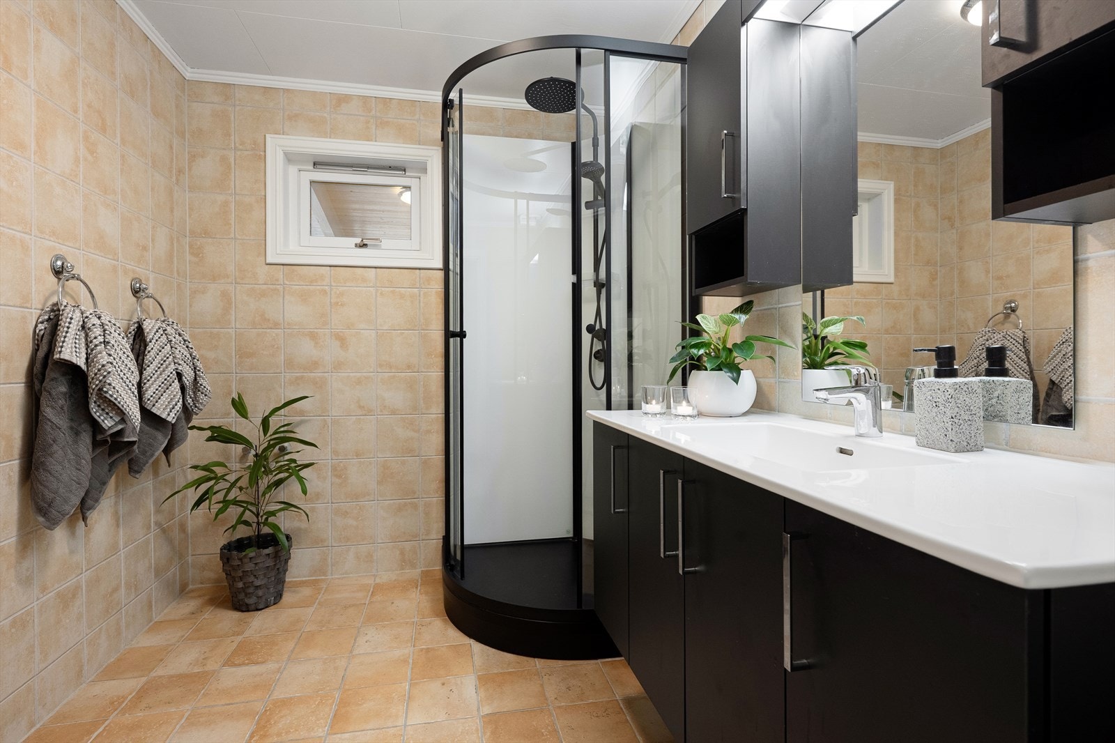 Badet i første etasje ble oppgradert med ny innredning og nytt dusjkabinett i 2024. Galleribilde