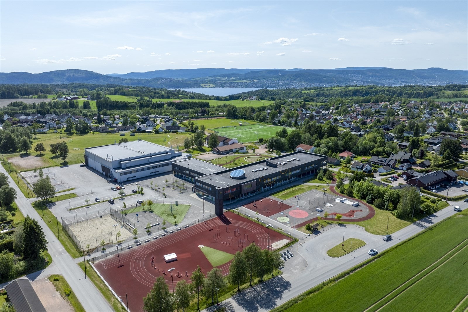 Til idrettsparken med skatepark, løpebane, fotballbane m.m. er kun 4 minutter å gå fra boligen. Galleribilde