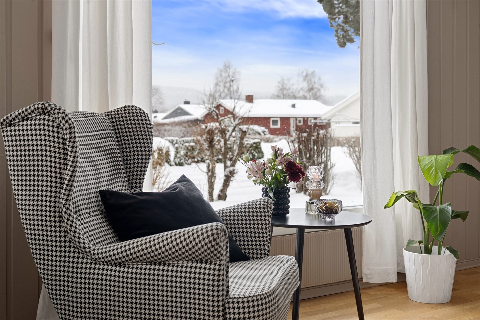 En hyggelig lesekrok ved vinduet med utsyn over hagen. Galleribilde