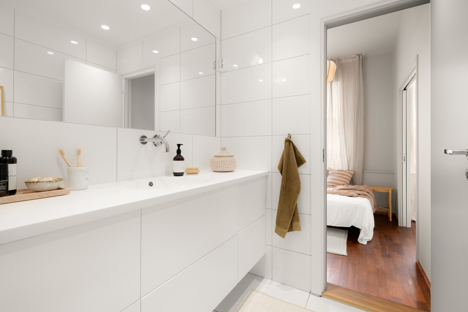 I gulvet er det montert elektriske varmekabler. Galleribilde