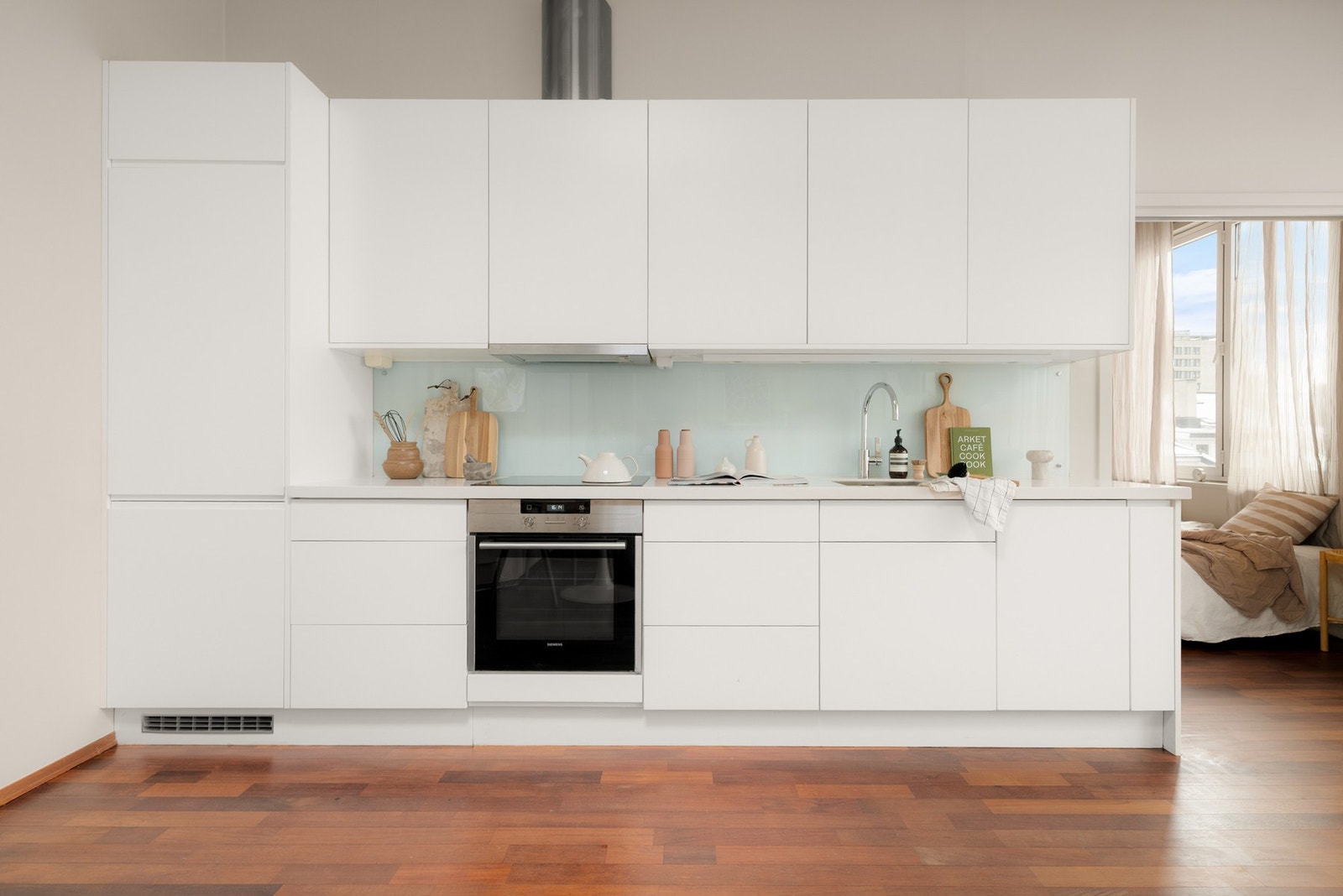 Kjøkkenet er utstyrt med integrerte hvitevarer som kombiskap, stekeovn, platetopp og oppvaskmaskin. Galleribilde