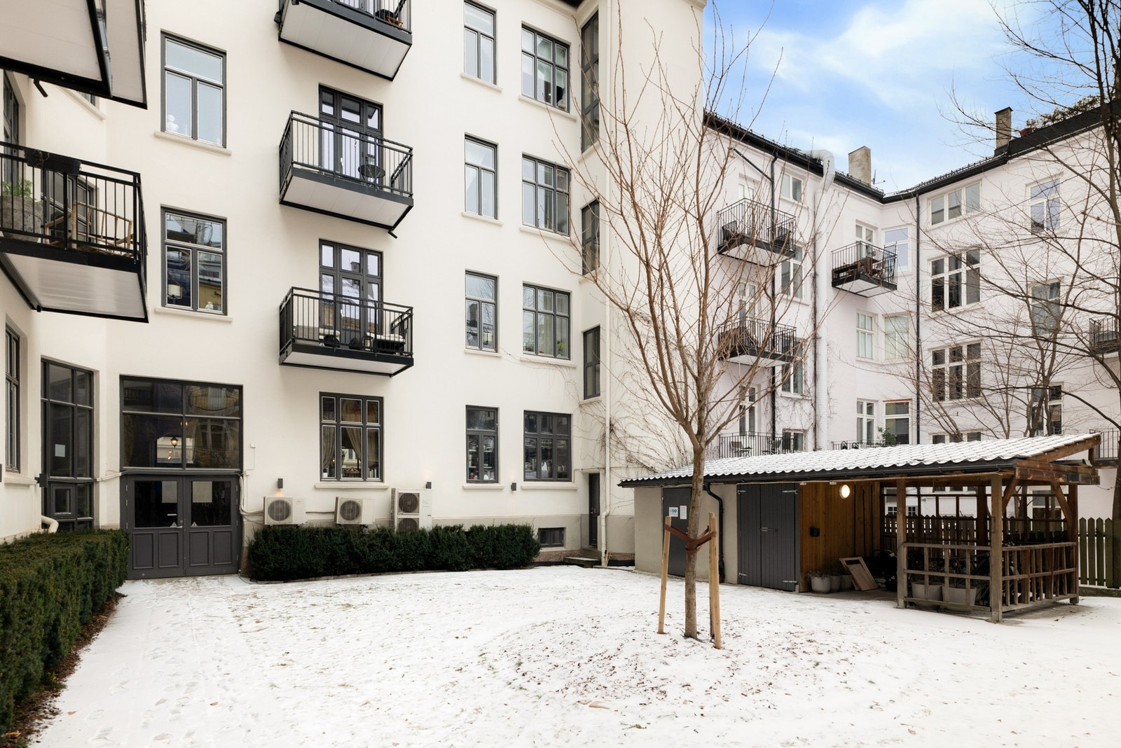 Utsyn mot bakgård. Her driver styret med beplantning og arbeider for å sikre at bakgården forblir en av Frogners hyggeligste. Galleribilde