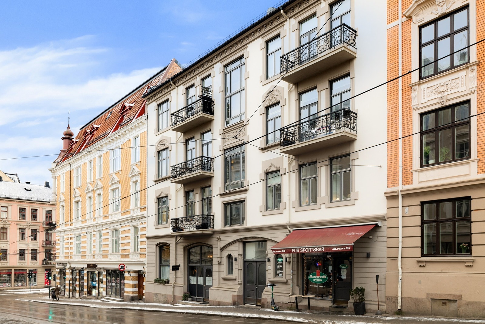 Kort vei til severdigheter som Frognerparken, Solli plass og Sommerro. Kollektivforbindelser med trikk og buss like i nærheten. Galleribilde