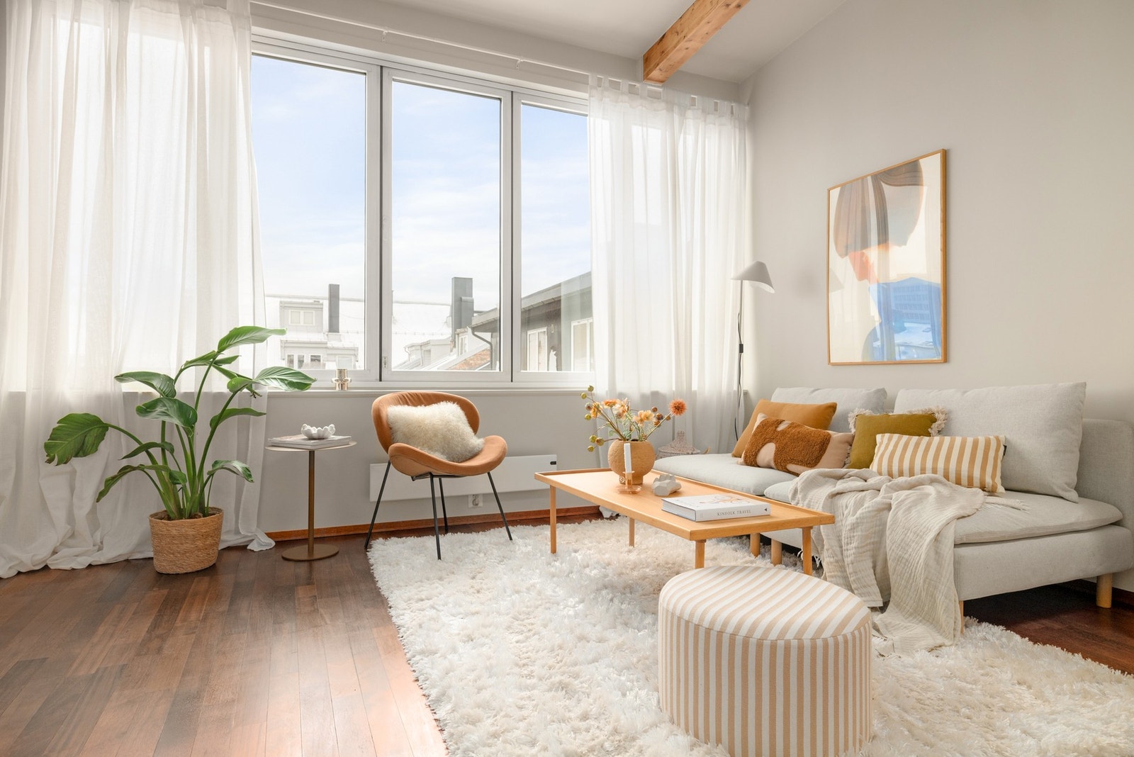 Leiligheten har store vindusflater som gir rikelig med naturlig lys og kan skyves helt til siden. En praktisk løsning som kan minne om en fransk balkong. Galleribilde