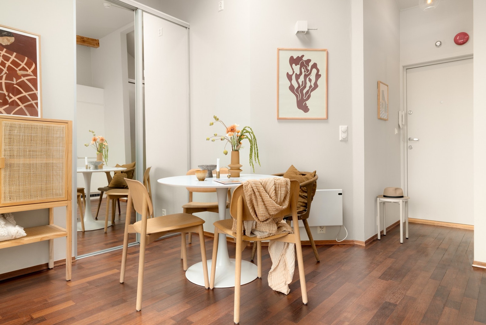 Alle overflater er pusset opp i 2025/26, hvorav vegger og
himling er malt, og parkett er slipt ned og lakkert. Galleribilde