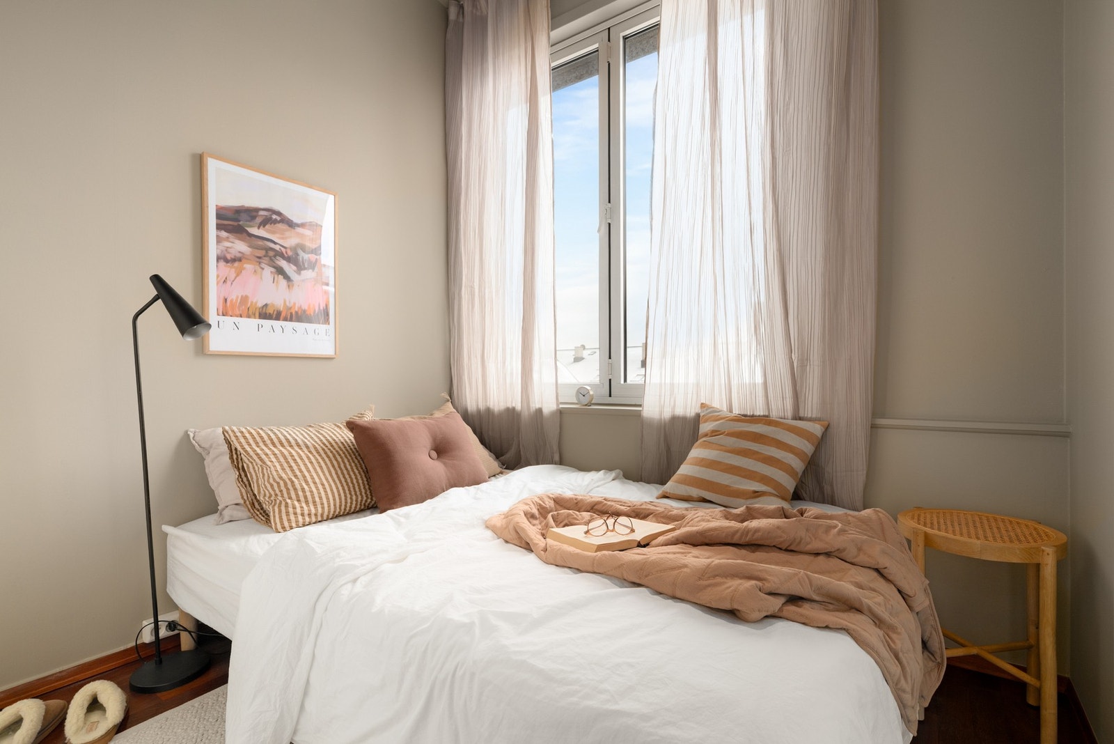 Soverom med store vinduer samt plass til seng og oppbevaring. Disse vinduene kan også skyves helt til siden. Galleribilde