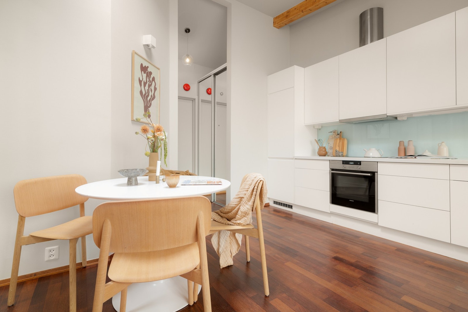 Kjøkkeninnredning fra Blum med glatte fronter i hvit utførelse og benkeplate i laminat. Galleribilde