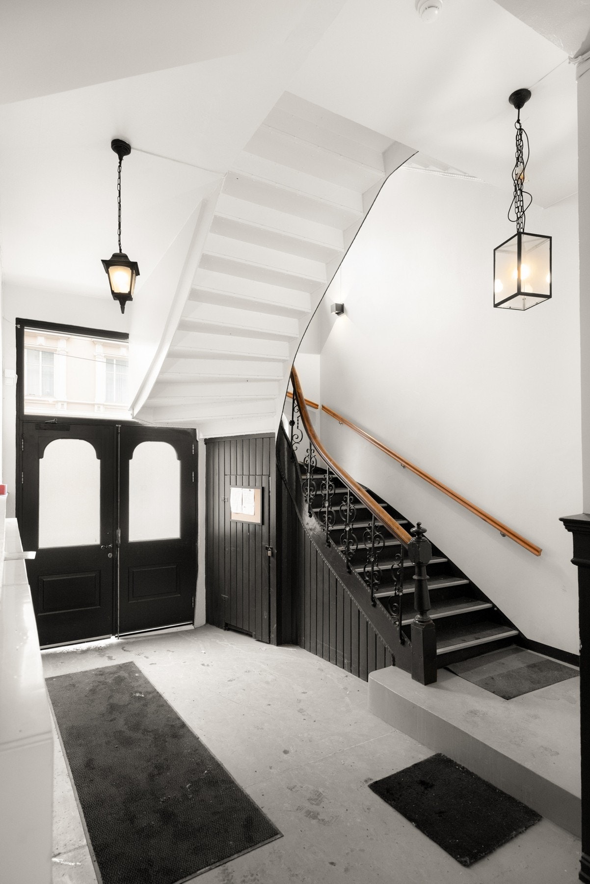 Adkomst til leiligheten fra hyggelig portrom. Sameiet består av 24 seksjoner. Galleribilde