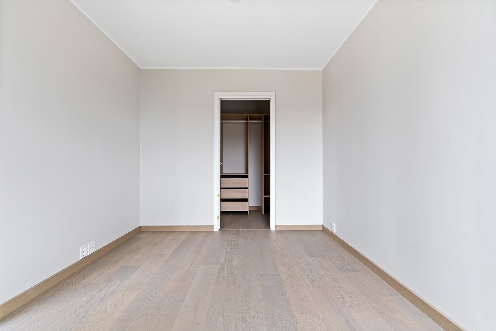 På soverommet er det egen walk-in garderobe med kvalitetsinnreding. Galleribilde