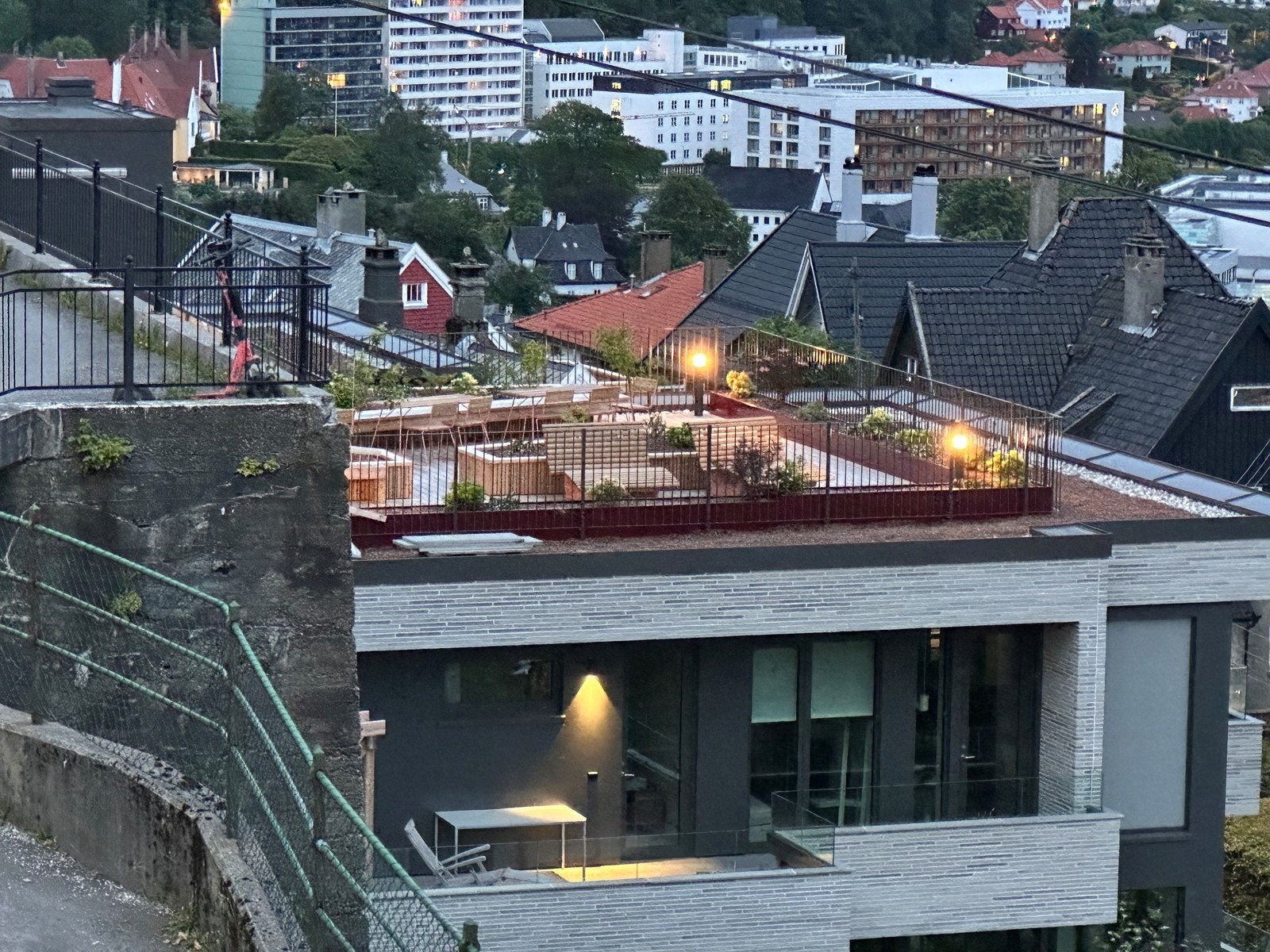 Felles takterrasse med nydelig utsikt over Bergen by. Galleribilde