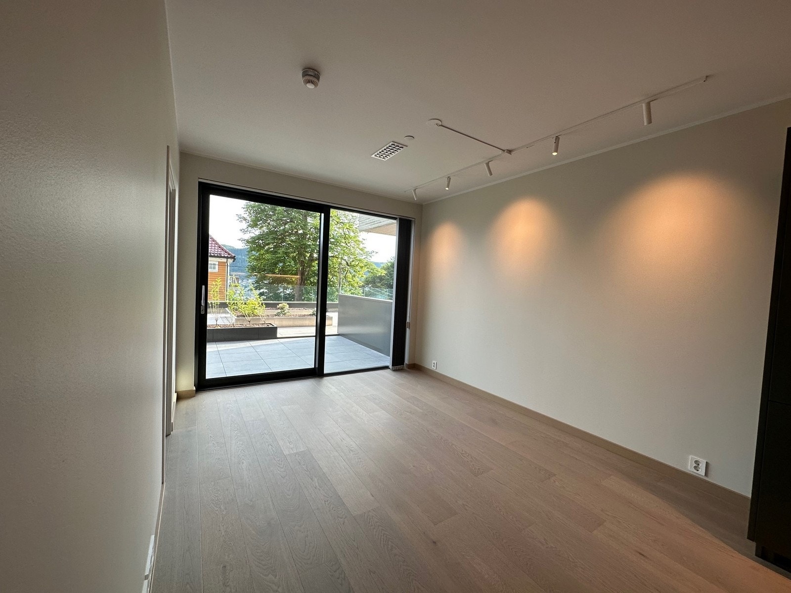 Romslig leilighet med store vinduer som slipper inn rikelig med naturlig lys. Galleribilde