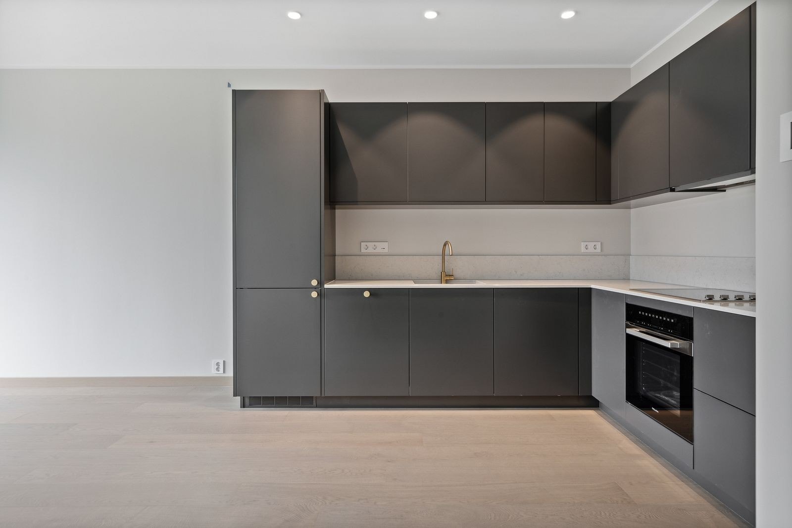 Lekker kjøkkeninnredning med integrert kombiskap, oppvaskmaskin, stekeovn og Miele platetopp. Galleribilde