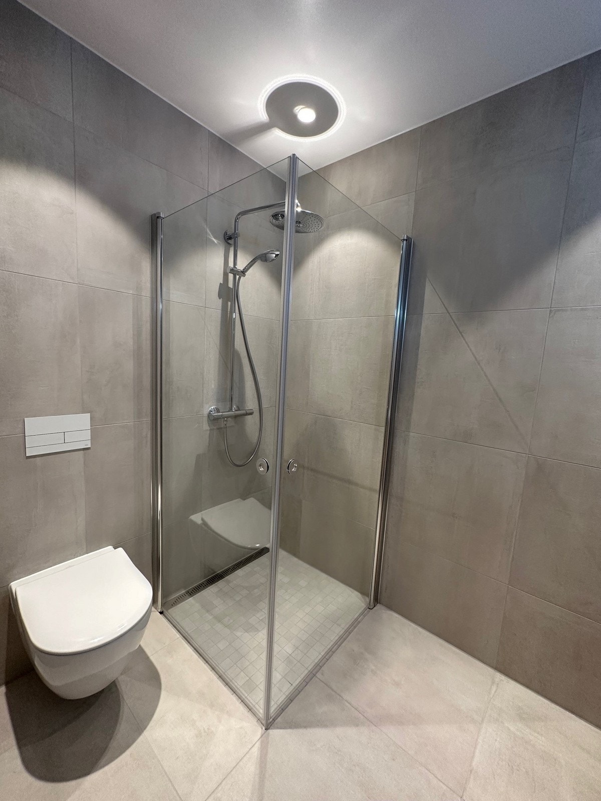 Moderne bad med fine farger og overflater. Galleribilde