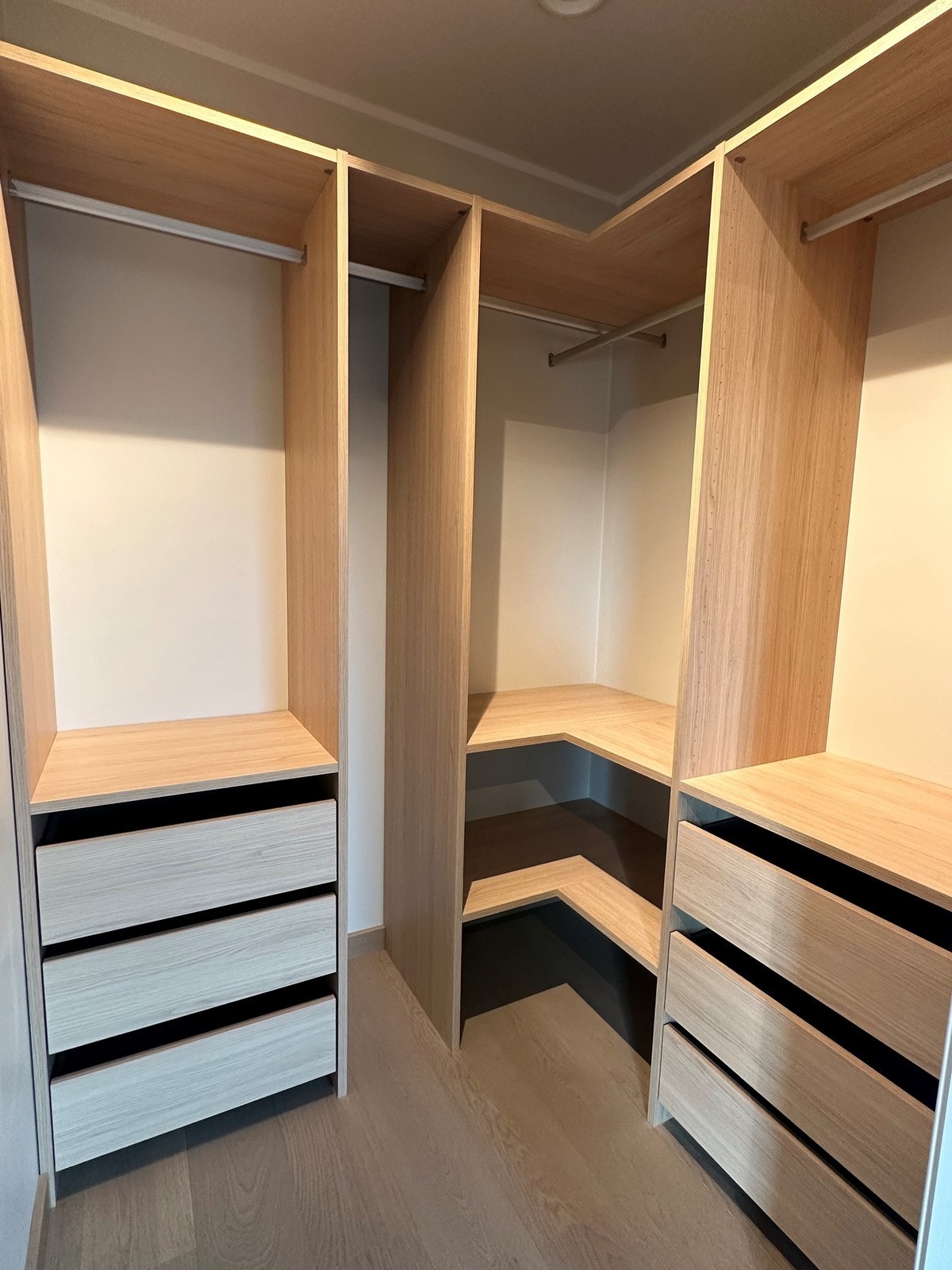 Walk-in-closet med god plass. Galleribilde