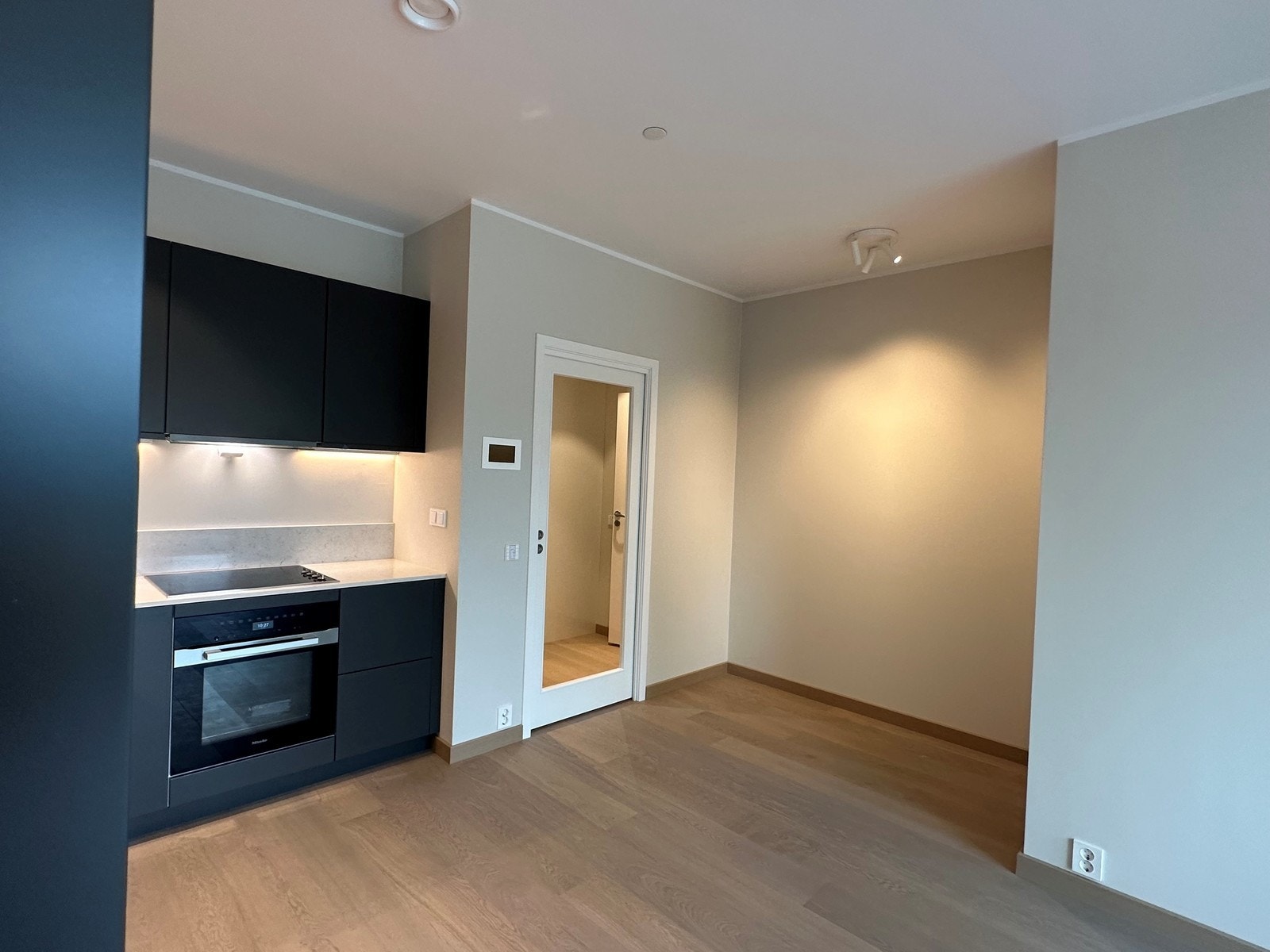 Kjøkken med plass til spisekrok. Galleribilde