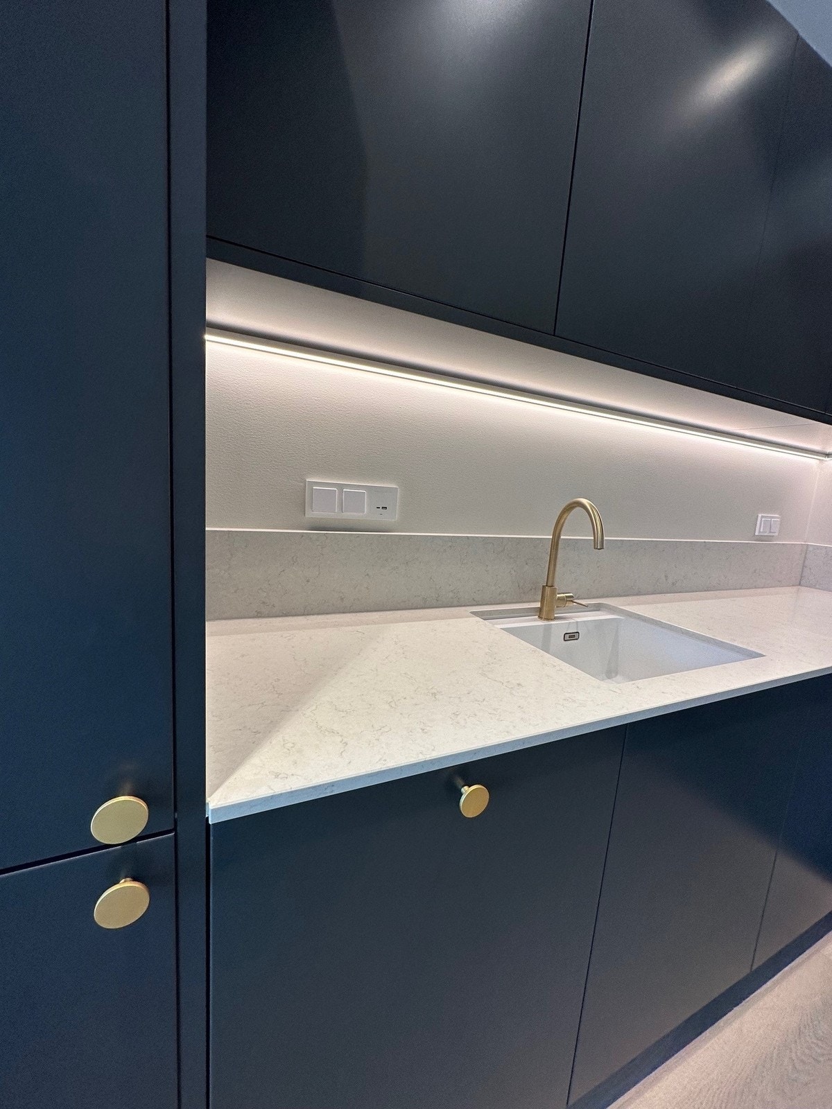 Kjøkken med moderne detaljer og overflater. Galleribilde