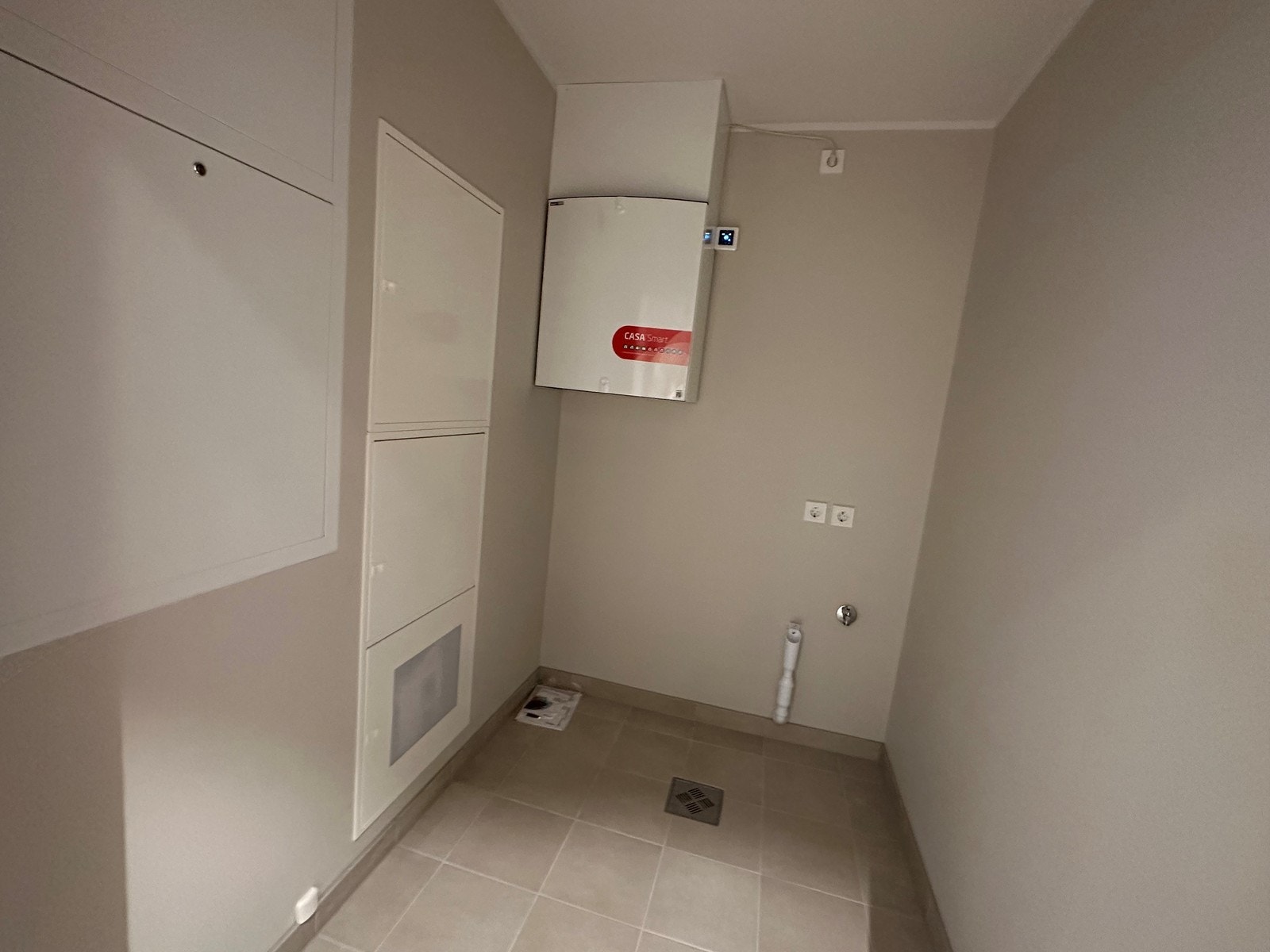 Teknisk rom/lagringsrom med uttak til vaskemaskin. Galleribilde