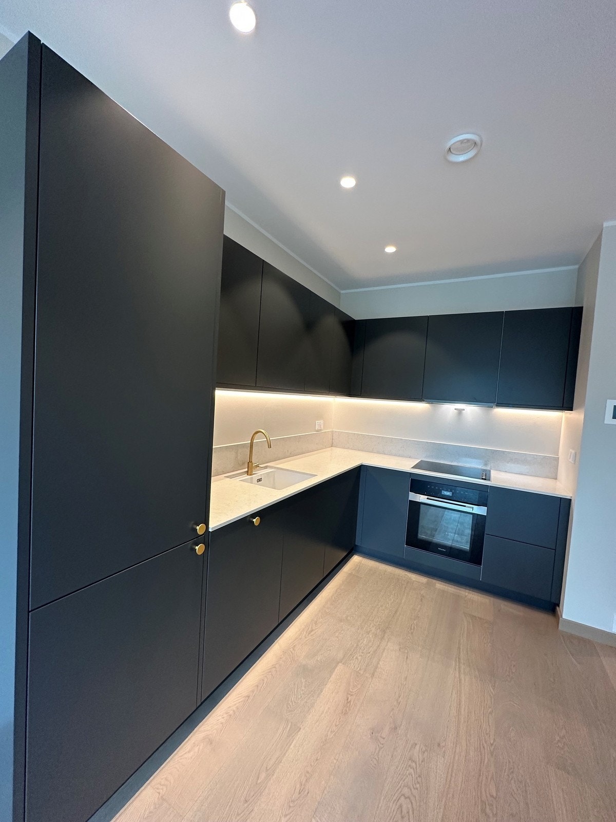 Moderne kjøkken med fine farger og overflater. Galleribilde