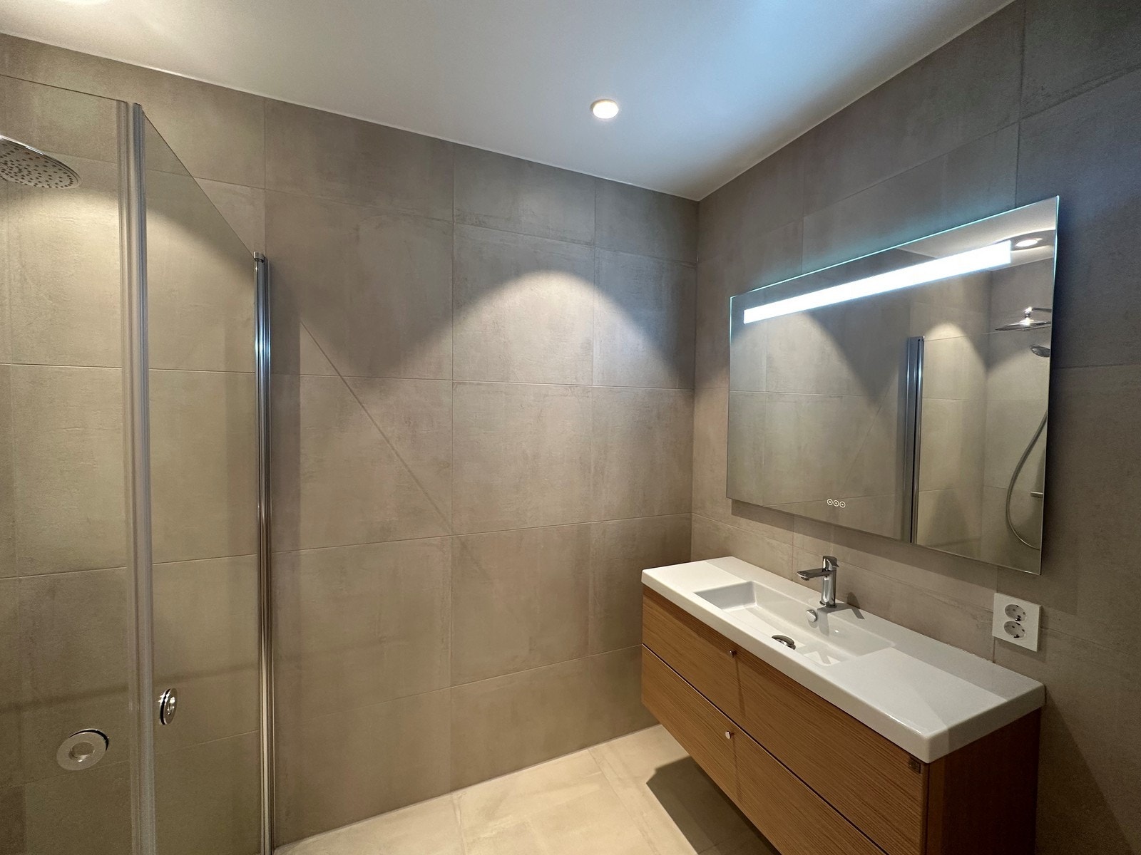 Moderne bad med dusj, servant og toalett. Her er det god plass. Galleribilde