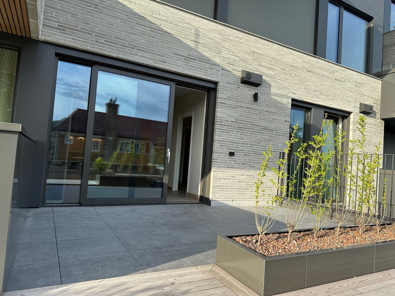 Terrasse med god plass og flott utsikt. Galleribilde