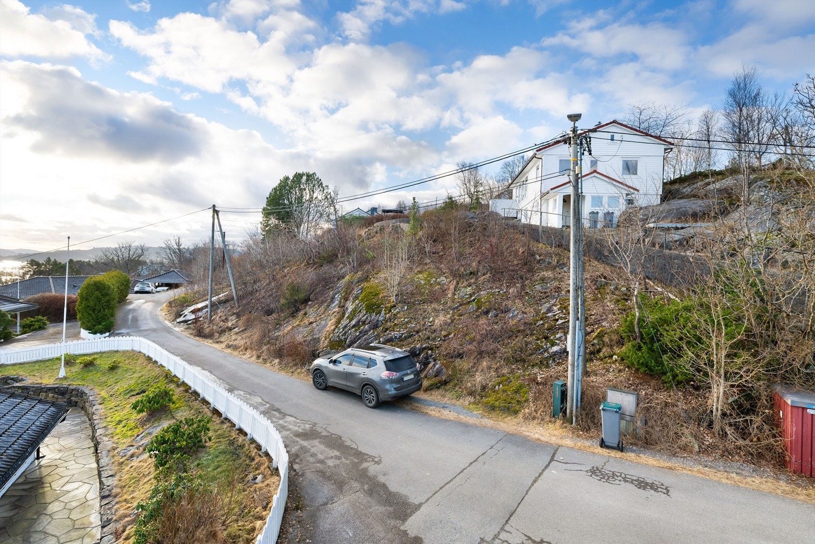 Området er et etablert boligområde hovedsakelig bestående av eneboliger. Privat vei til boligene. Galleribilde