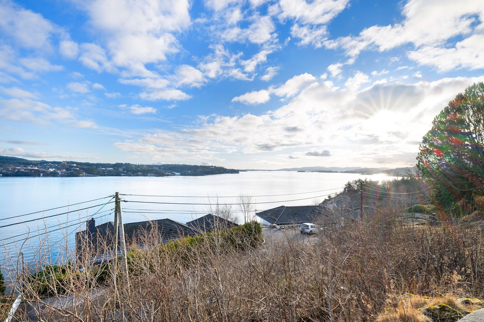 Utsikt fra øverst på tomten. Her kan du se langt utover mot Raunefjorden. Galleribilde