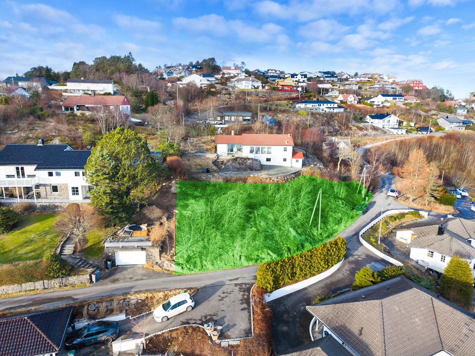 Tomten ligger i område avsatt til bebyggelse og anlegg i kommuneplanens arealdel fra 2018. Merket område viser ca. areal. Galleribilde