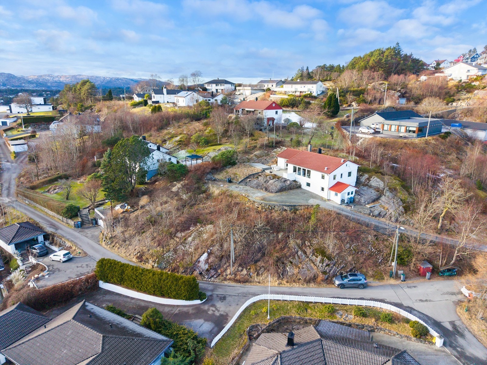 Tomten er ikke opparbeidet og består av fjell og natur. Galleribilde