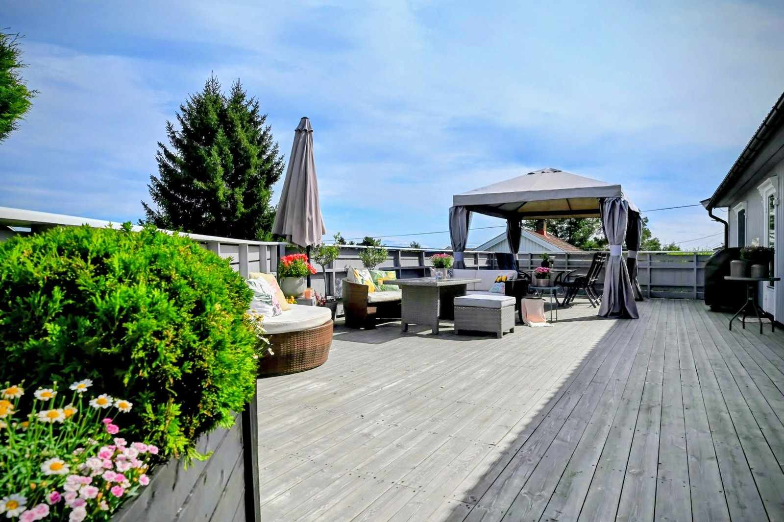 Selgers private bilder - terrassen kan deles inn i flere soner da den er på hele 99 kvm. Galleribilde