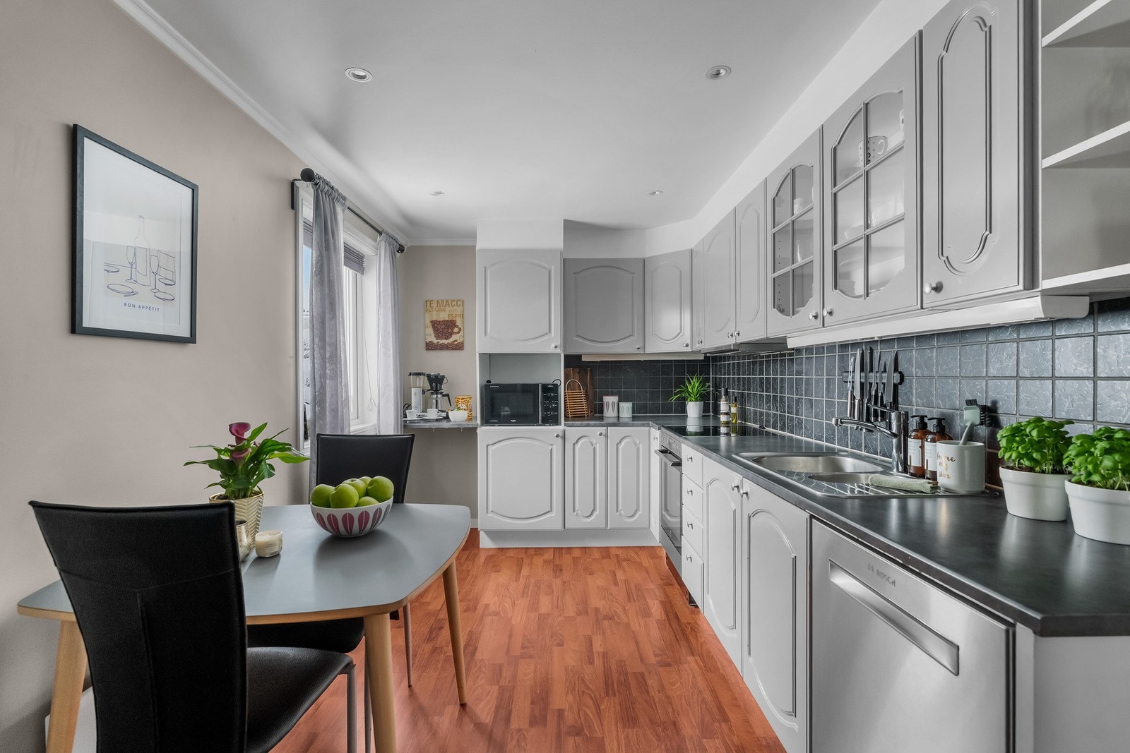 Praktisk kjøkken med innredning fra ca. 2006 Galleribilde