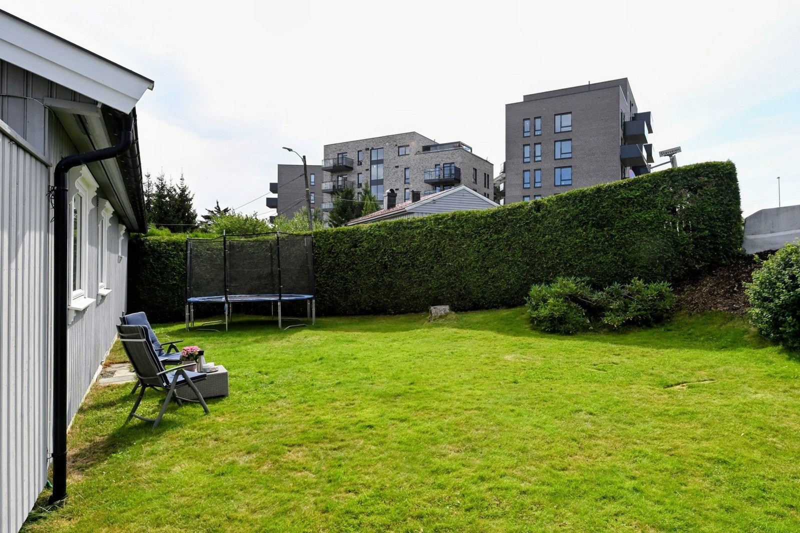 Selgers private bilder - I hagen kan man spille fotball, krokett, kubb. Her kan familien kose seg uforstyrret Galleribilde