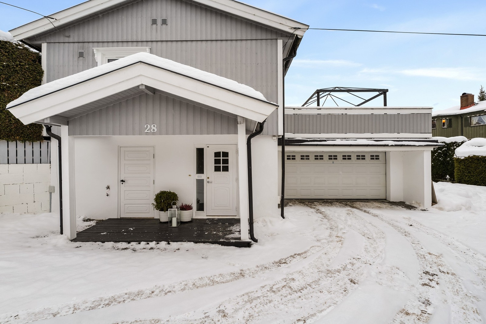 Romslig dobbeltgarasje er tilbygget boligen. Easee lader installert i garasje 2023. I tillegg er det gode parkeringsmuligheter på egen gårdsplass Galleribilde