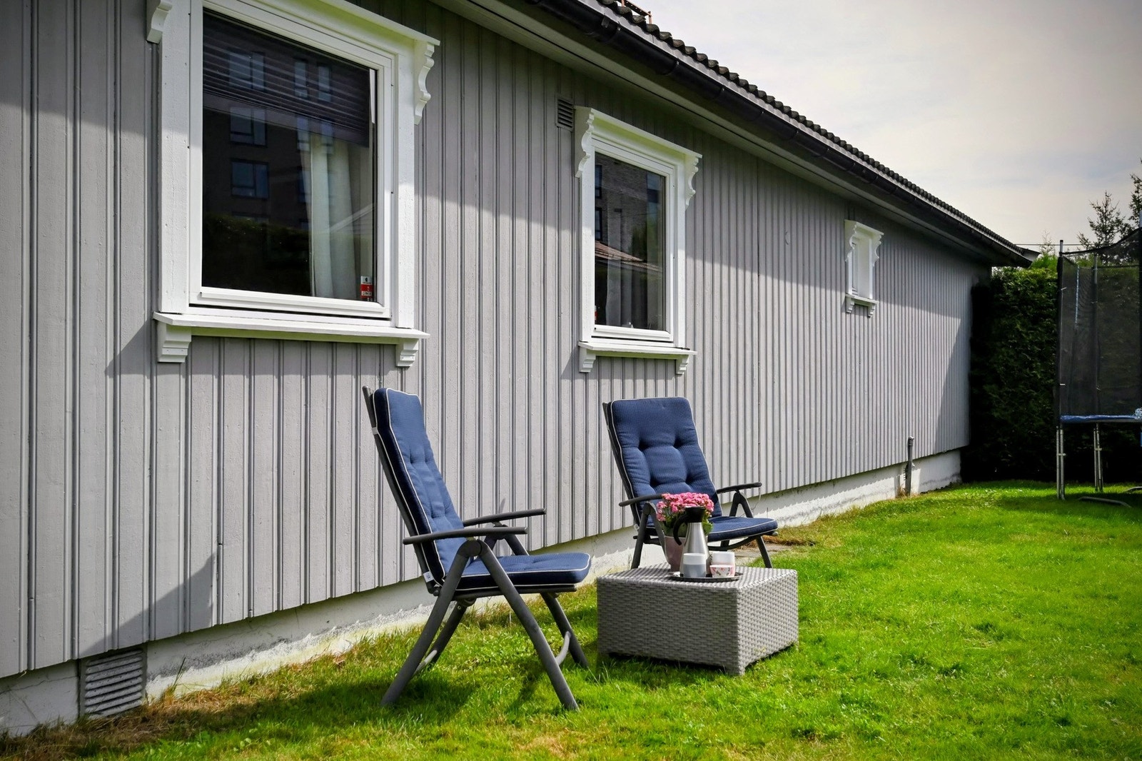 Selgers private bilder - tomten er usjenert og har gode solforhold. Det er flere gode uteplasser Galleribilde