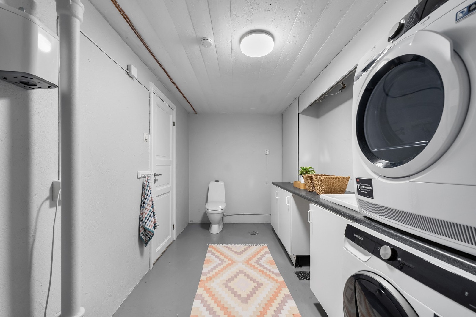 I det romslige og lyse vaskerommet er det også installert et toalett Galleribilde
