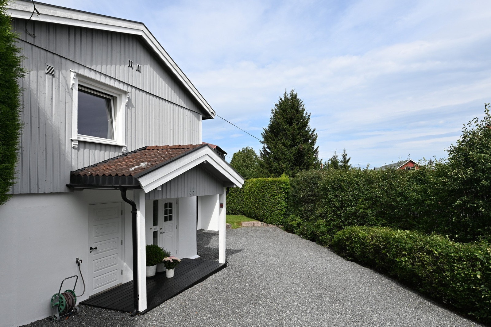 Selgers private bilder - det er plass til flere biler på egen tomt Galleribilde