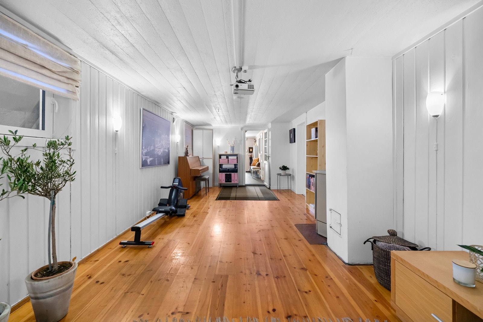 Kjellerstuen er romslig og gir god plass til div. møblement Galleribilde