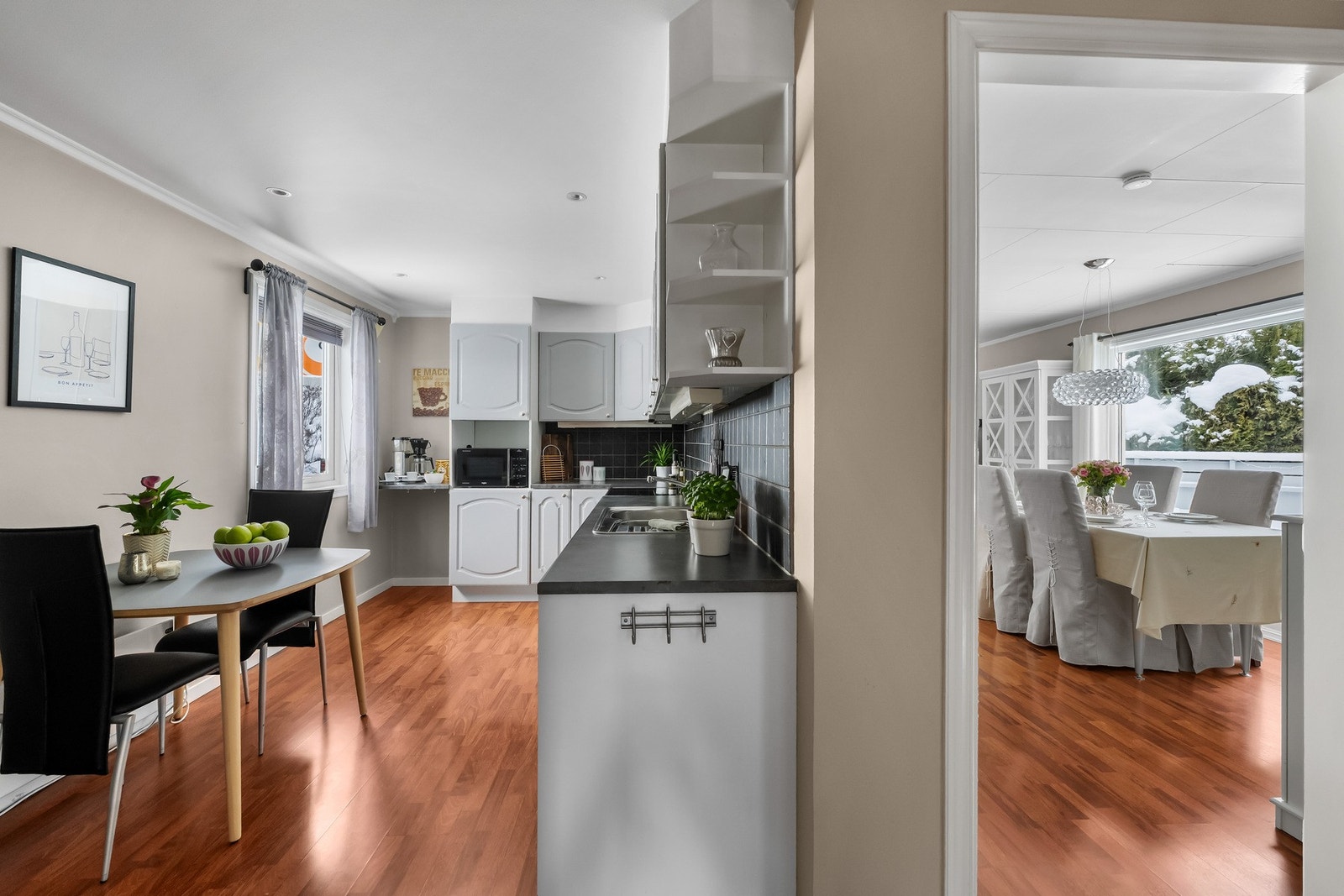 På kjøkkenet er det plass til en liten spisegruppe. I stuen er god plass til en stor spisegruppe Galleribilde