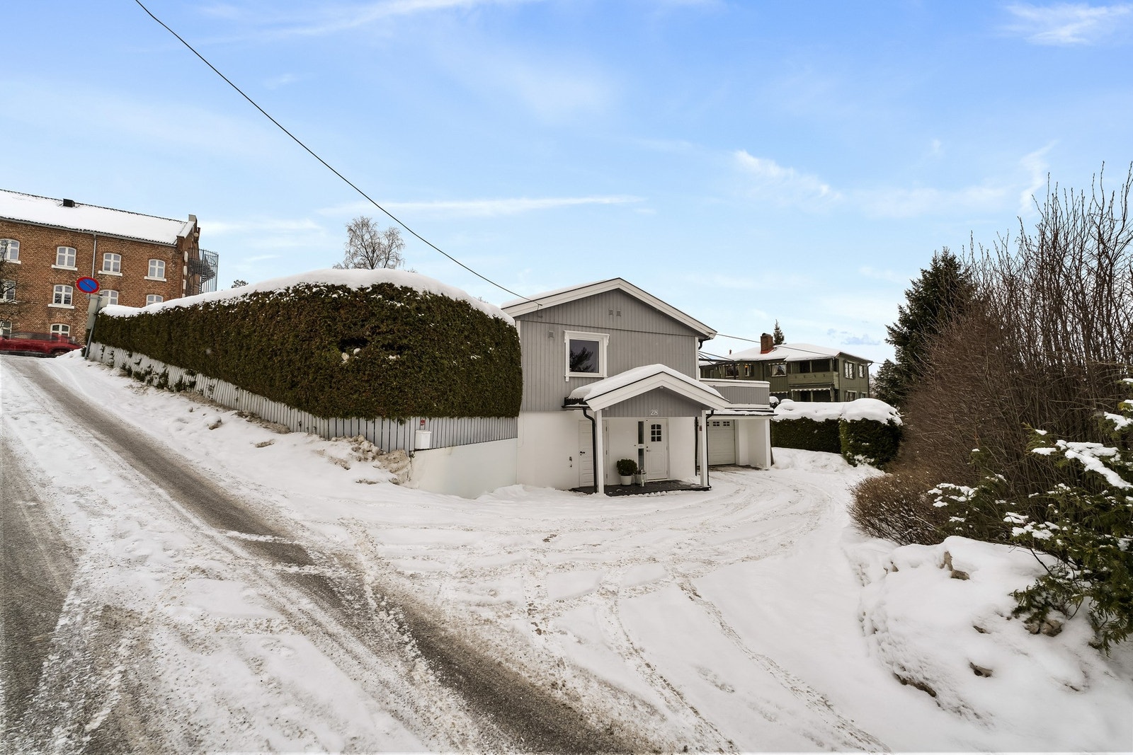 Romslig og usjenert tomt som er innhegnet med tujahekk. Gode parkeringsmuligheter på egen gårdsplass som er gruslagt Galleribilde