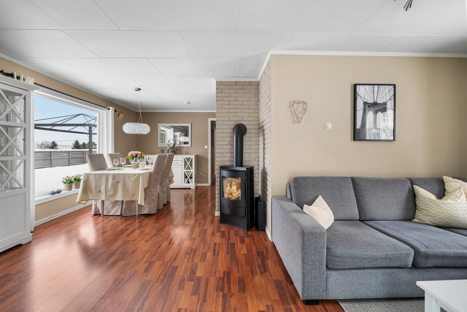 Stuen oppleves som lys og lun - et godt sted å oppholde seg Galleribilde