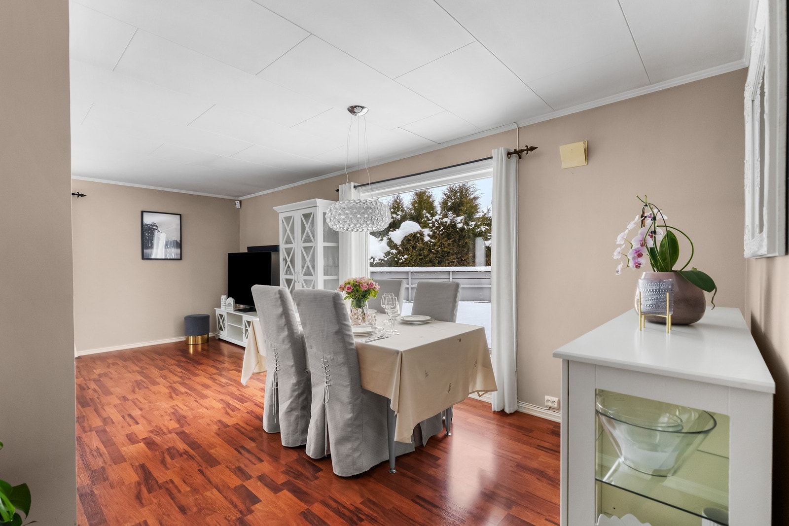 Lys og trivelig stue med store vindusflater som gir mye naturlig lysinnslipp. I stuen er det også god plass til spisestue Galleribilde