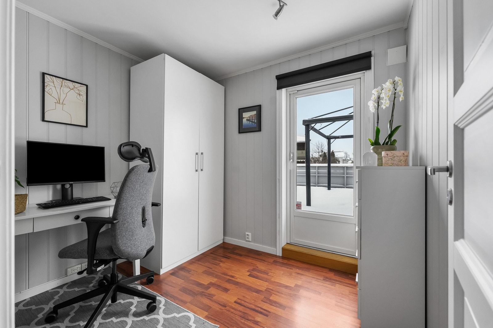 Soverom 3 (benevnt som innredet rom i tilstandsrapport). Rommet blir benyttet p.t. som kontor, men har f.eks. plass til enkeltseng, garderobeskap og skrivepult. Fra rommet er det utgang til terrassen Galleribilde