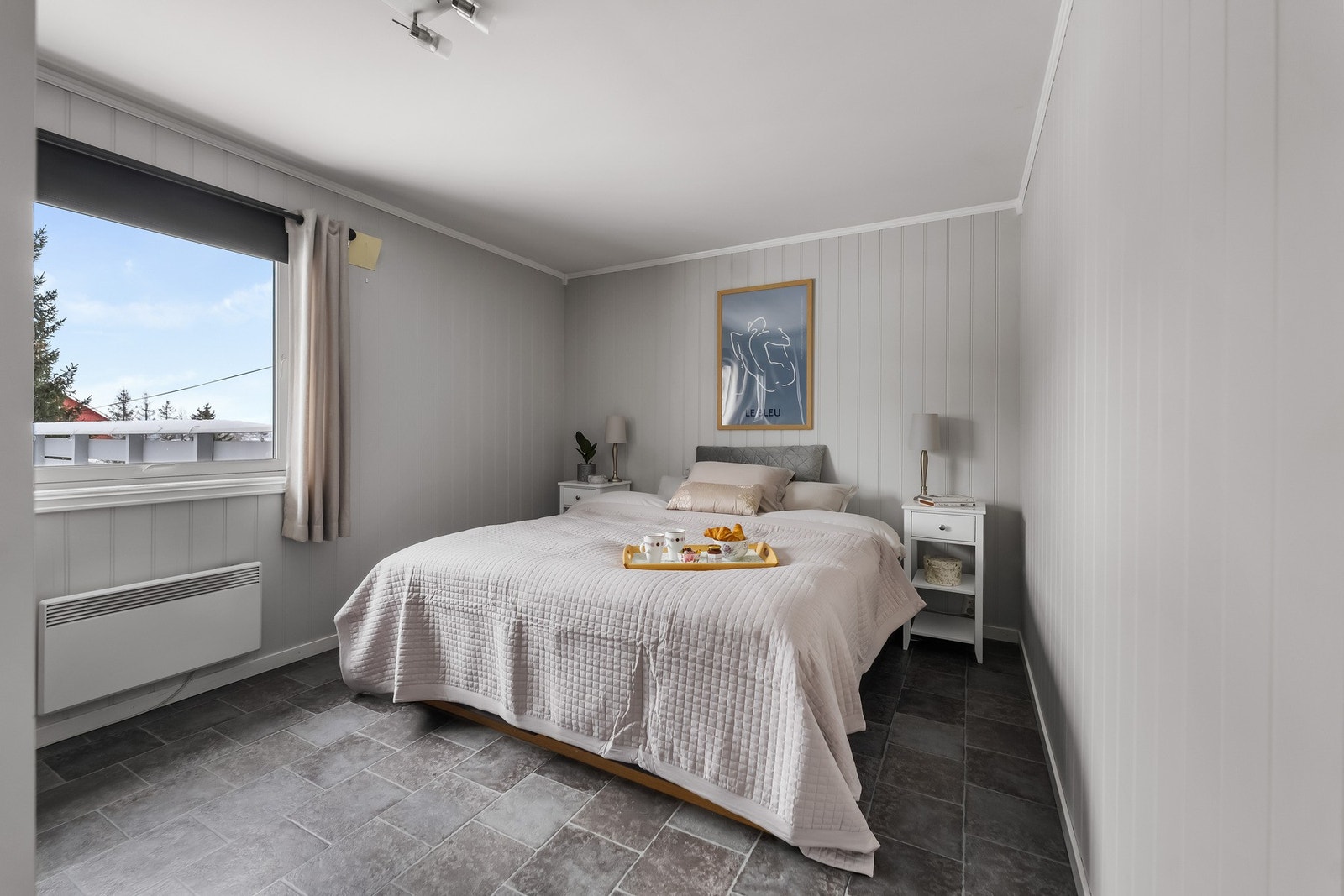 Hovedsoverommet er romslig og lyst med god plass til dobbeltseng, nattbord, garderobeskap, kommode, etc. Galleribilde