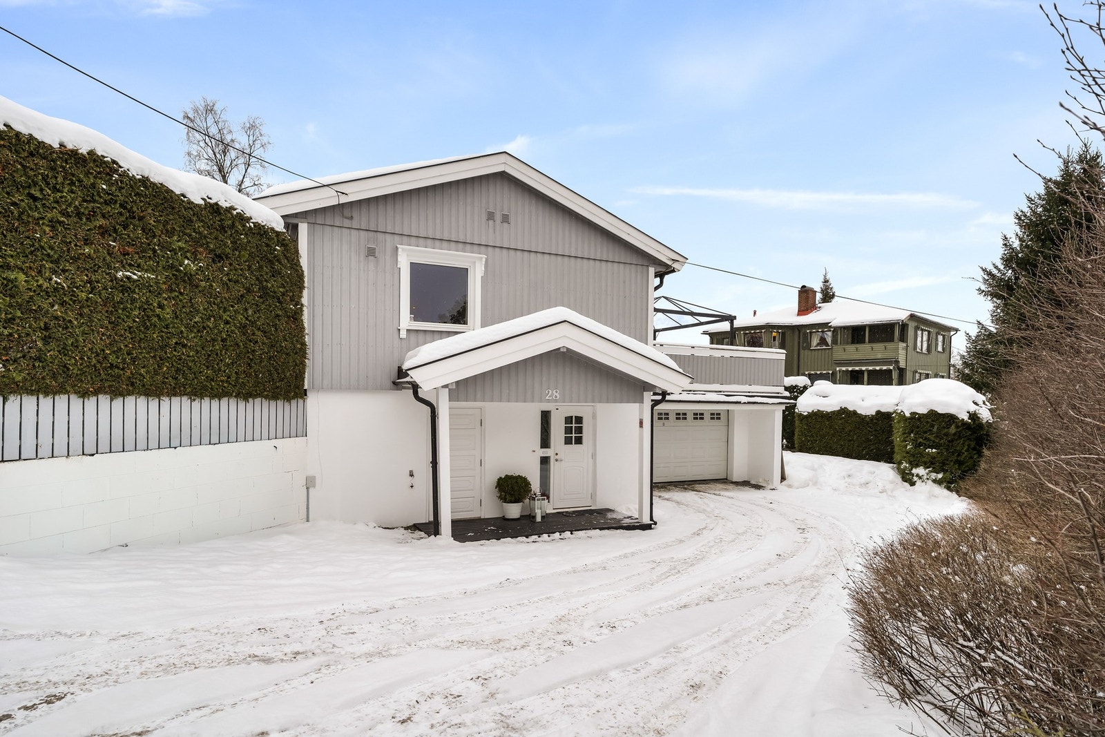 Velkommen til Stavveien 28 - her finner du en enebolig over to plan med solrik, usjenert terrasse på 99 kvm., og dobbelt garasje Galleribilde